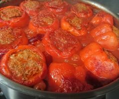 Färsfylld paprika i tomatsås
